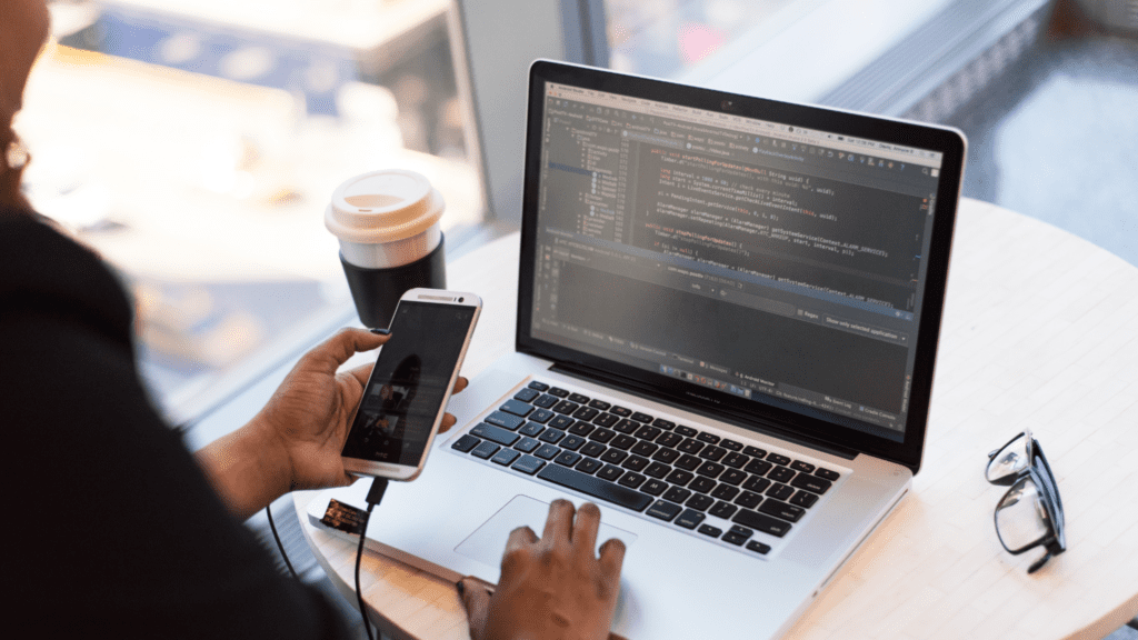 Image de la création et du développement d'une application mobile